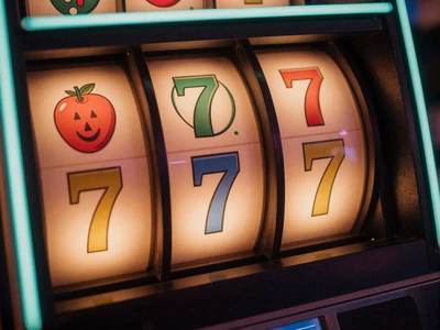 Leuchtende Slot-Walzen mit orangefarbener Beleuchtung - &uuml;ber 4.000 Online Slots im Betsson Casino